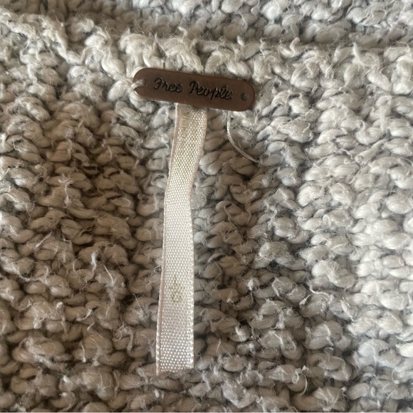 Free People grey chunky knit v neck 3/4 sleeve sweater size large - Picture 3 of 7